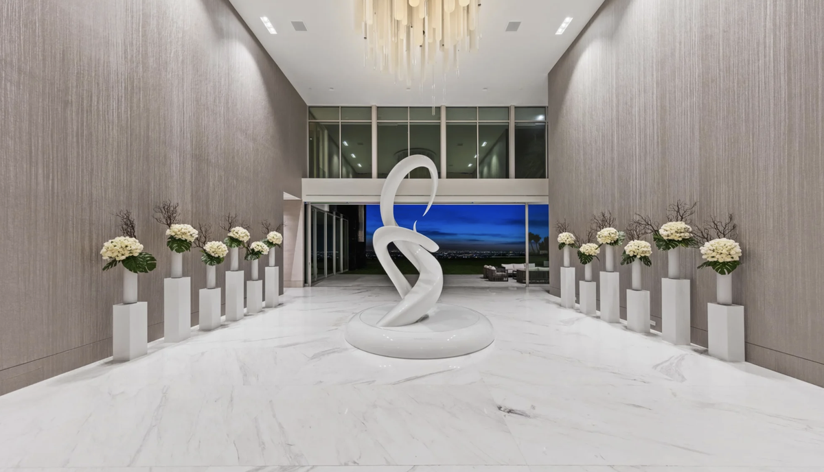 マックナイト「マスティク パビリオン」「Bel Air, California」 Extravagant $250 million California mansion comes with helicopter